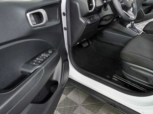 Used 2023 Hyundai Venue SE FWD image 5