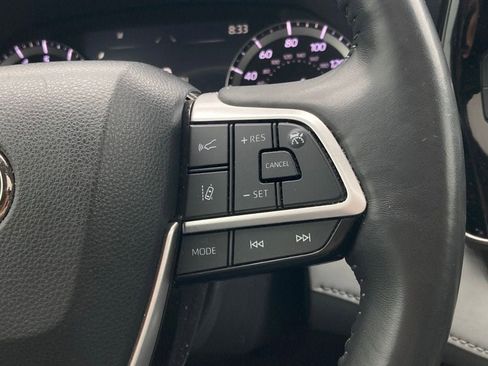 Used 2022 Toyota Highlander XLE FWD image 18