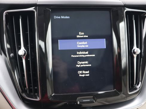 Used 2019 Volvo XC60 T6 Momentum w/ Premium Package image 15