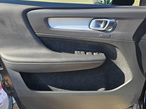 Used 2019 Volvo XC40 T5 Momentum image 27