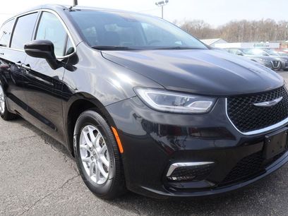 Used 2023 Chrysler Pacifica Touring-L