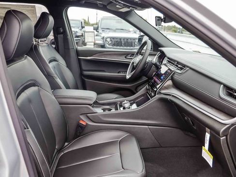 New 2025 Jeep Grand Cherokee L Limited w/ Black Appearance Package image 18