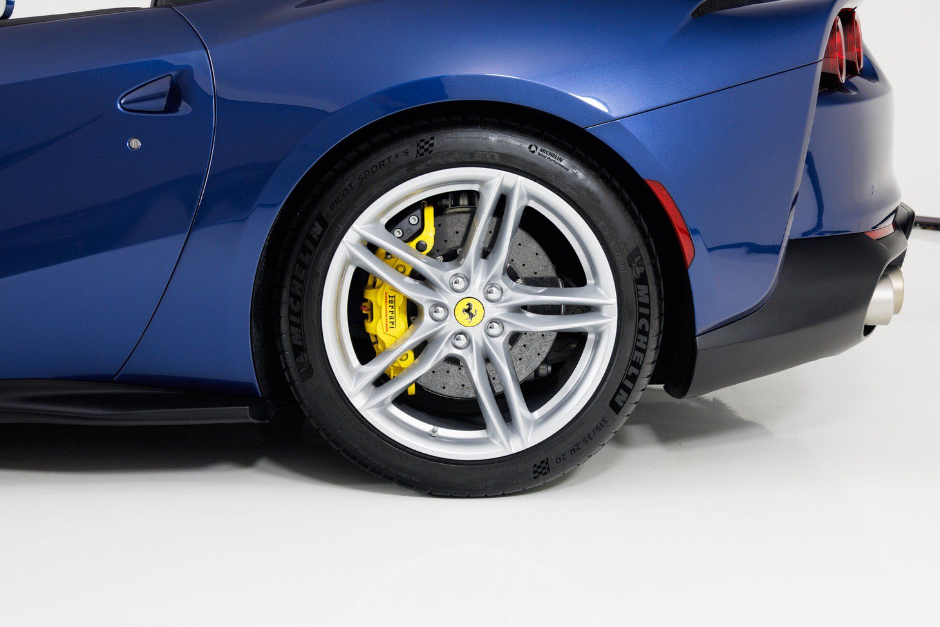 Used 2021 Ferrari 812 GTS RWD image 13