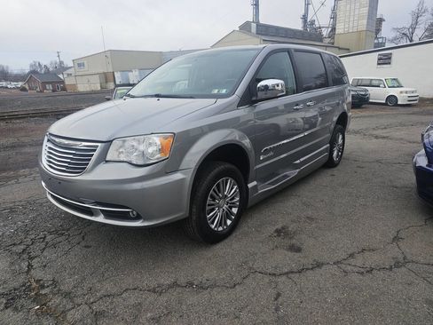 Used 2014 Chrysler Town & Country Touring-L w/ Driver Convenience Group image 3