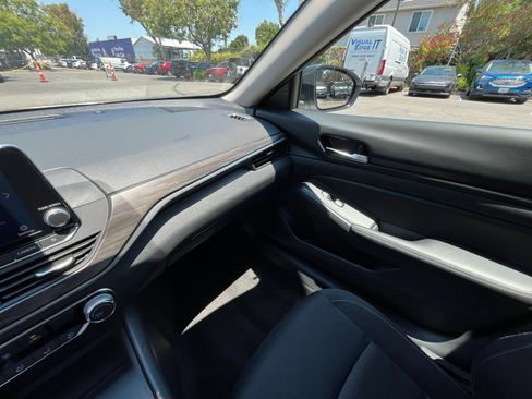 Used 2025 Nissan Altima 2.5 SV FWD image 35