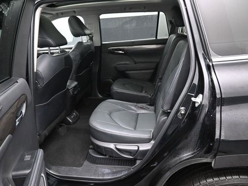 Used 2023 Toyota Highlander Platinum image 30