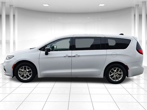 Used 2024 Chrysler Pacifica Touring-L image 7