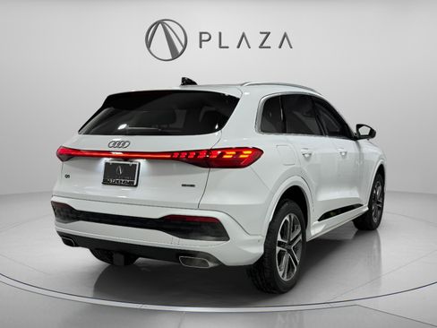 Certified 2025 Audi Q5 Premium w/ Convenience Package image 5