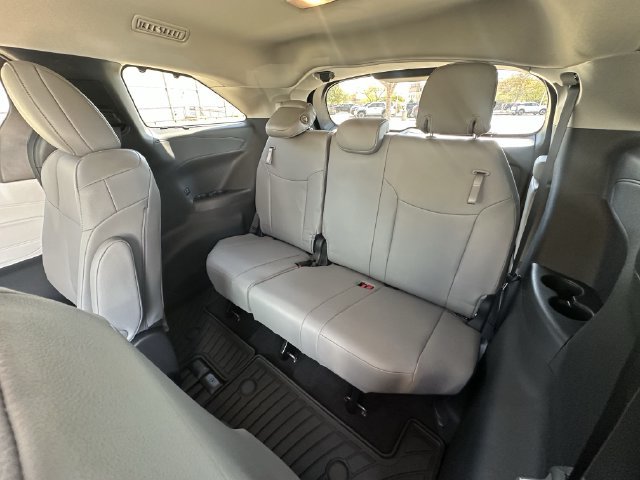 Used 2026 Toyota Sienna XLE FWD image 23