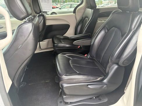 Used 2023 Chrysler Pacifica Touring-L FWD image 12