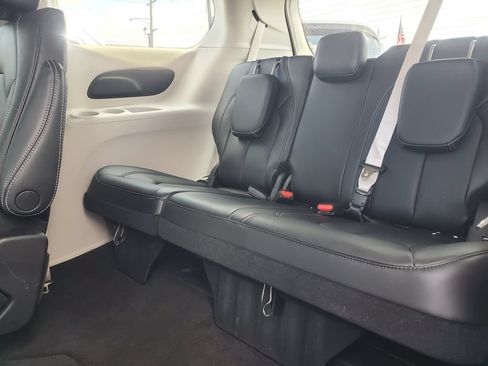 Used 2023 Chrysler Pacifica Touring-L AWD/4WD image 28