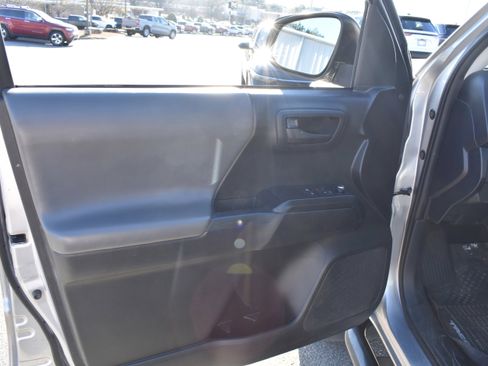Used 2017 Toyota Tacoma 2WD Access Cab image 21