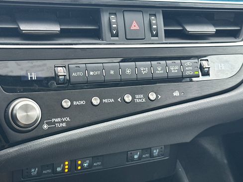 Certified 2025 Lexus ES 300h w/ Premium Package image 16