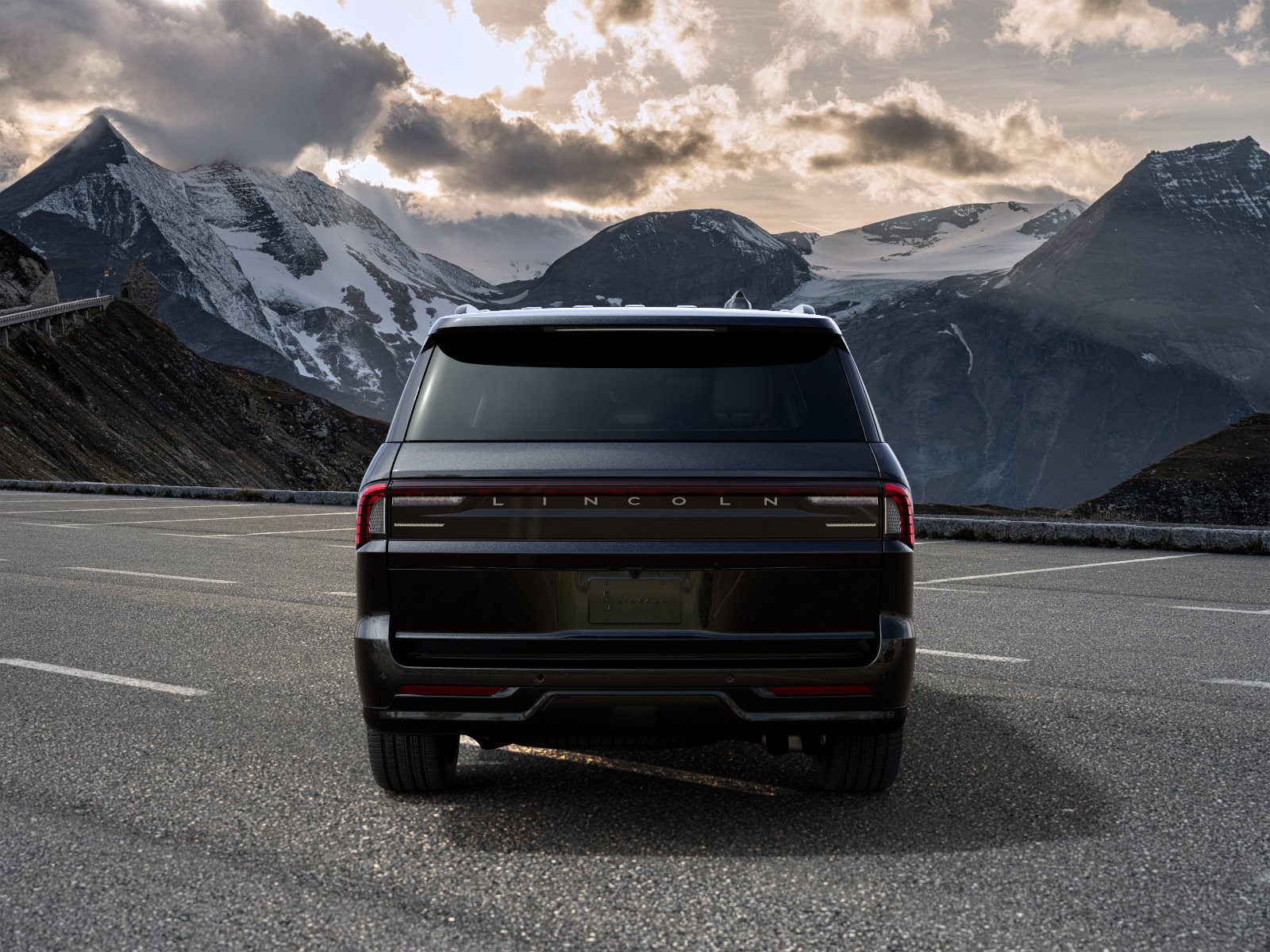 New 2027 Lincoln Navigator Reserve w/ Jet Appearance Package AWD/4WD image 4