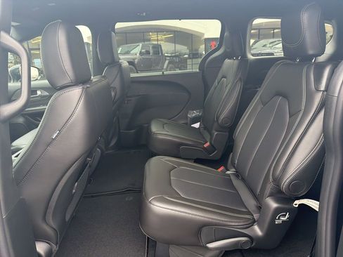 New 2026 Chrysler Pacifica Select FWD image 16