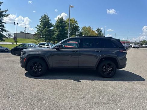Used 2023 Jeep Grand Cherokee Limited w/ Black Appearance Package AWD/4WD image 8
