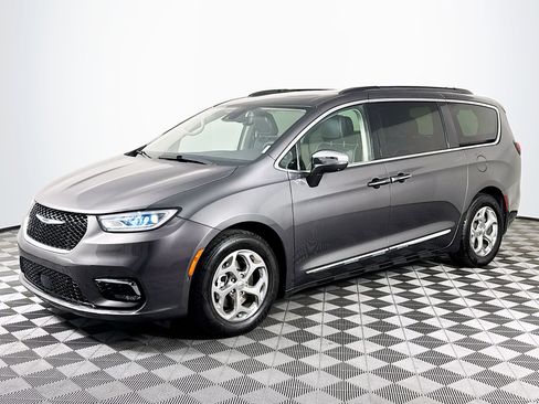 Used 2022 Chrysler Pacifica Limited image 4