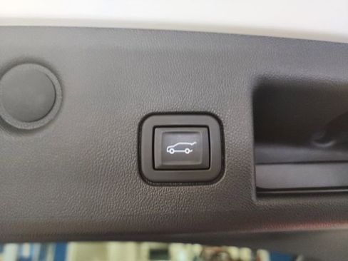 Used 2023 Chevrolet Equinox Premier image 16