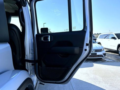 Used 2023 Jeep Wrangler Unlimited Rubicon 4xe w/ Cold Weather Group AWD/4WD image 17