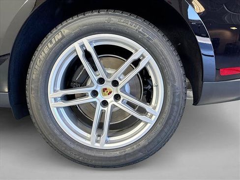 Certified 2025 Porsche Macan AWD/4WD image 10