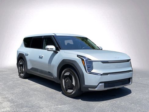 Used 2026 Kia EV9 Light RWD image 2