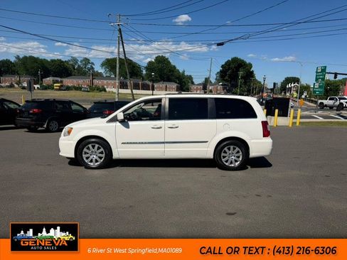 Used 2013 Chrysler Town & Country Touring FWD image 8