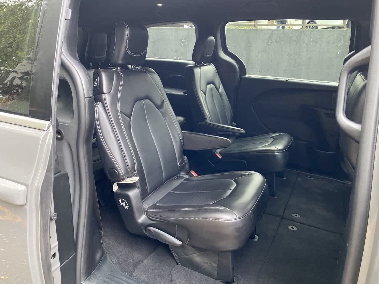 Used 2025 Chrysler Pacifica Select FWD image 17