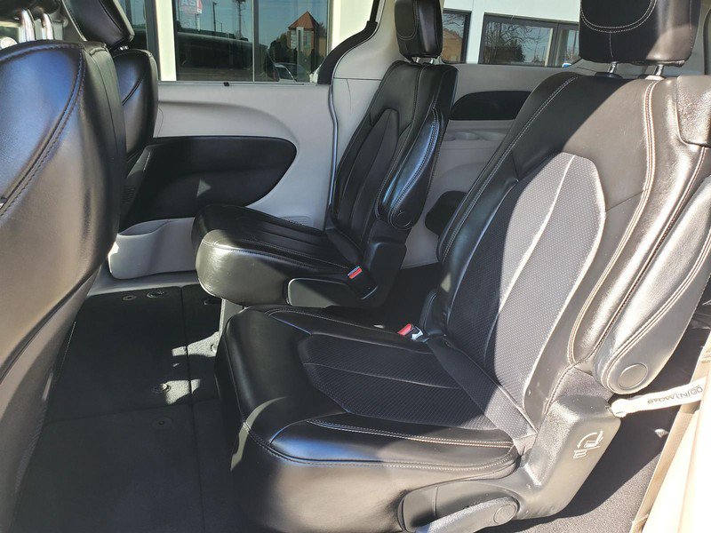 Used 2023 Chrysler Pacifica Touring-L FWD image 16