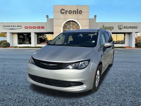 Used 2023 Chrysler Voyager LX image 7