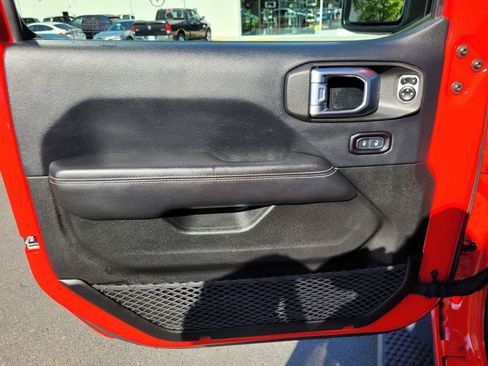 Used 2018 Jeep Wrangler Unlimited Sahara w/ Cold Weather Group AWD/4WD image 22
