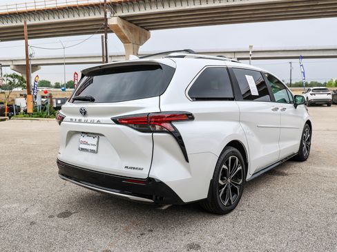 Used 2025 Toyota Sienna Platinum FWD image 7
