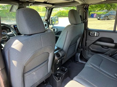 Used 2025 Jeep Wrangler Unlimited Sahara AWD/4WD image 27
