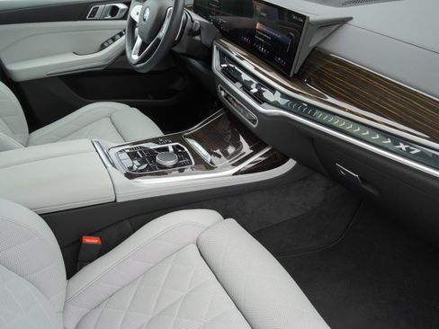 Certified 2025 BMW X7 xDrive40i AWD/4WD image 7