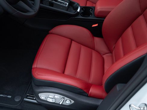 Certified 2025 Porsche Macan image 17