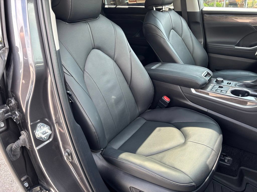 Used 2024 Toyota Highlander Limited AWD/4WD image 30
