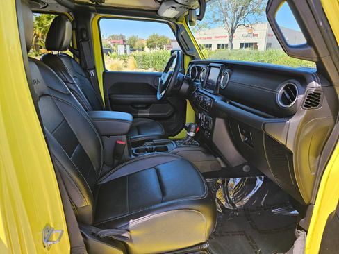 Used 2023 Jeep Wrangler Unlimited Sahara w/ Cold Weather Group AWD/4WD image 31