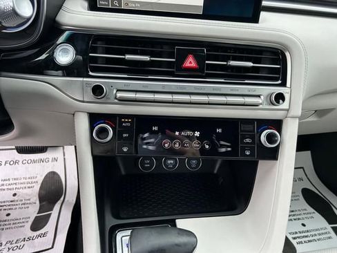 Used 2025 Genesis G70 2.5T image 19