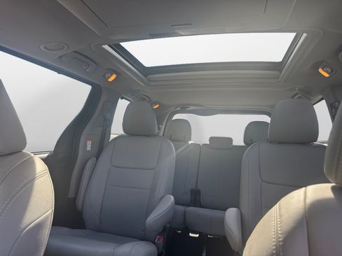 Used 2017 Toyota Sienna Limited Premium AWD/4WD image 12