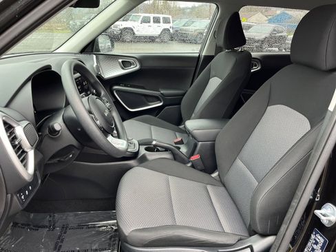 Used 2025 Kia Soul LX w/ LX Technology Package image 34