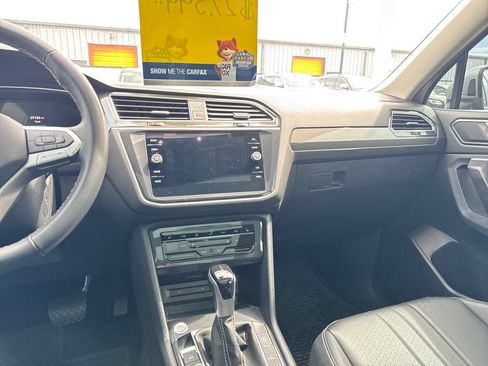 Used 2024 Volkswagen Tiguan SE w/ Panoramic Sunroof Package AWD/4WD image 17