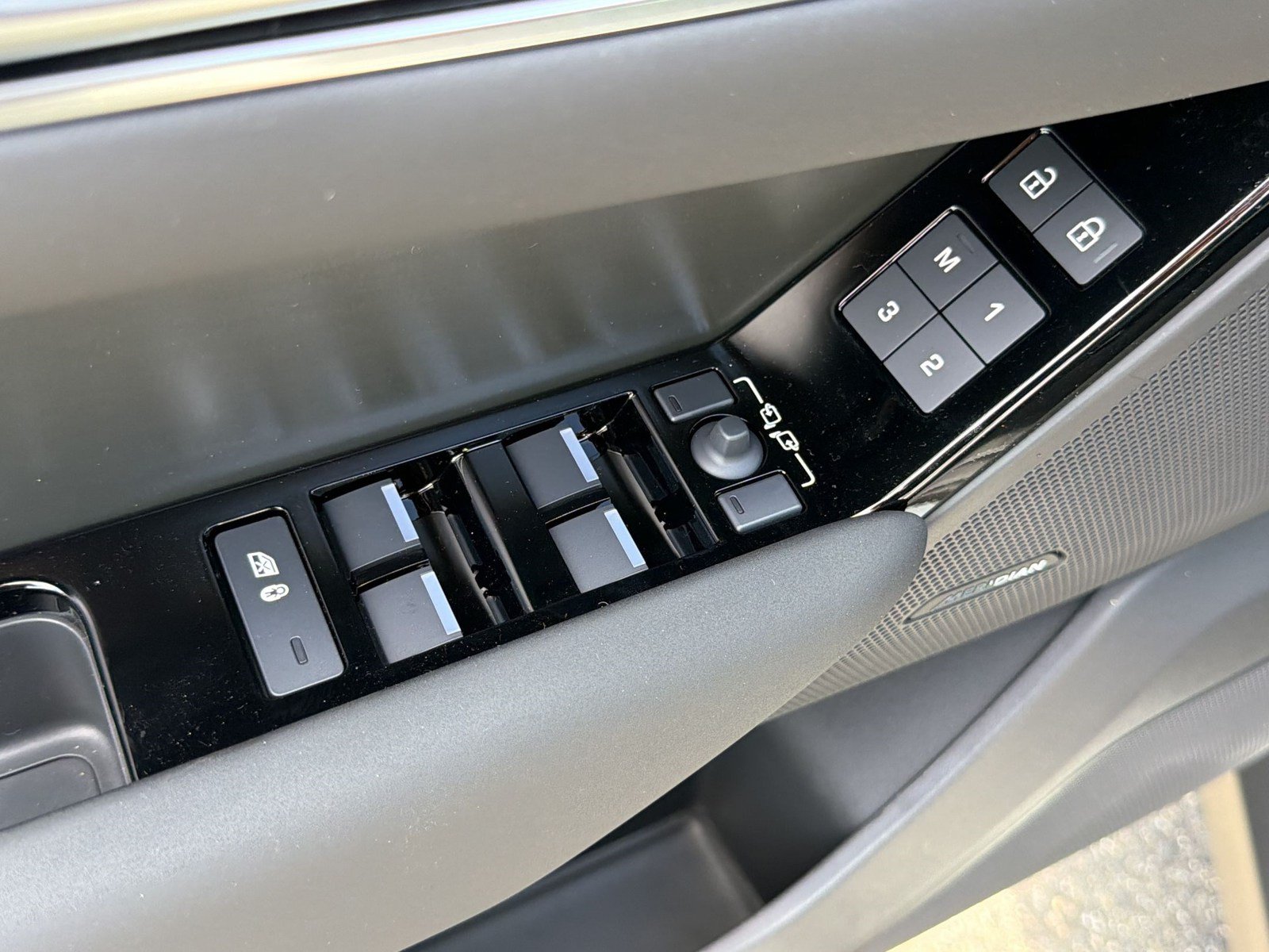 New 2026 Land Rover Range Rover Velar S AWD/4WD image 15