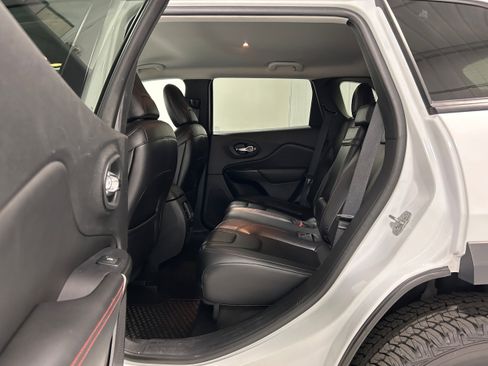 Used 2019 Jeep Cherokee Trailhawk w/ Cold Weather Group AWD/4WD image 28