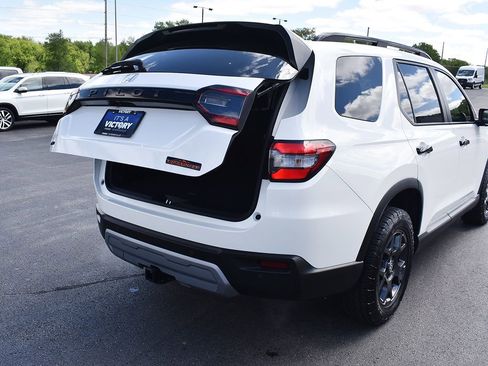 Used 2025 Honda Pilot TrailSport image 32