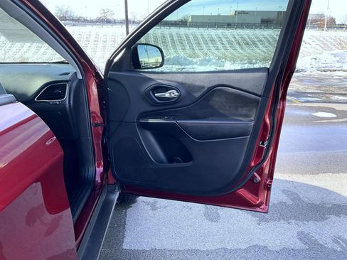 Used 2019 Jeep Cherokee Trailhawk image 16