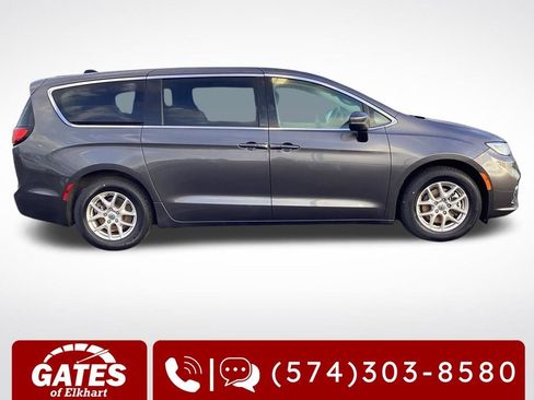 Used 2023 Chrysler Pacifica Touring-L image 10