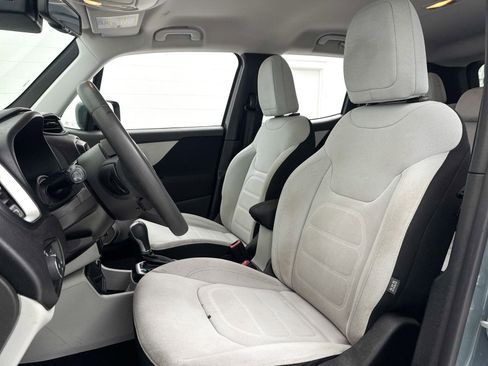 Used 2018 Jeep Renegade Latitude w/ UConnect 8.4 Nav Group image 19