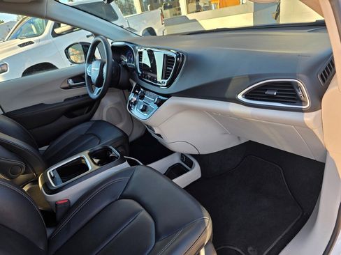Used 2024 Chrysler Pacifica Touring-L image 27