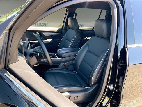 Used 2025 Buick Enclave Preferred AWD/4WD image 9