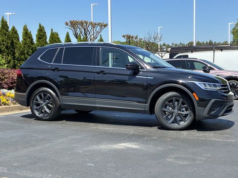 Used 2024 Volkswagen Tiguan SE image 3