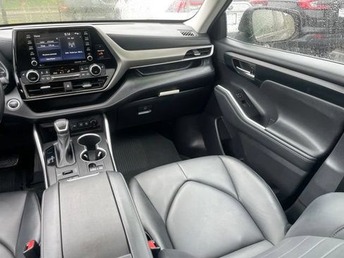 Used 2021 Toyota Highlander XLE AWD/4WD image 10